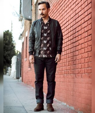 Как носить черные джинсы с черным кожаным бомбером мужчине