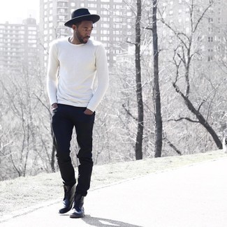 Как носить черные джинсы с черными кожаными ботинками броги