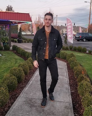 Как носить черные джинсы с черными кожаными повседневными ботинками мужчине