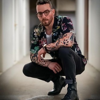 Как носить черные джинсы с черными кожаными повседневными ботинками мужчине