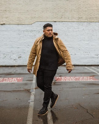 Как носить черные джинсы с черными кожаными повседневными ботинками мужчине