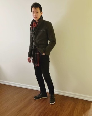 Как носить черные джинсы с черными кожаными повседневными ботинками мужчине