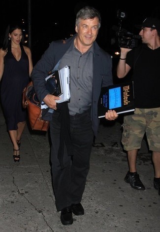 Как носить черные джинсы с черными кожаными лоферами мужчине