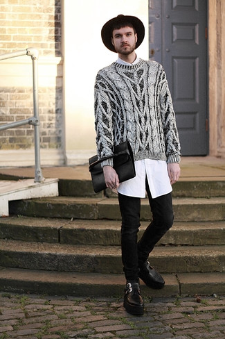 Как носить черные джинсы с черными кожаными монками