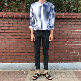 Как носить черные джинсы с черными кожаными сандалиями мужчине