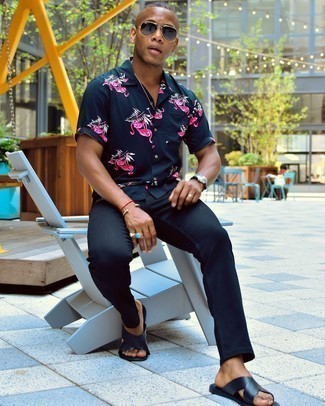 Как носить черные джинсы с черными кожаными сандалиями мужчине