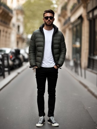 Как носить черные джинсы с черными низкими кедами мужчине