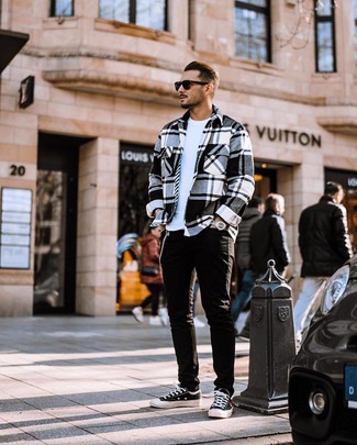 Как носить черные джинсы с черными низкими кедами мужчине