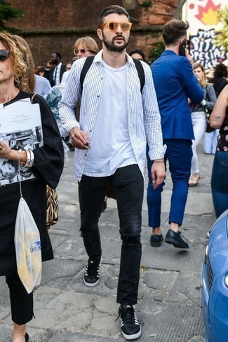 Как носить черные джинсы с черными низкими кедами мужчине