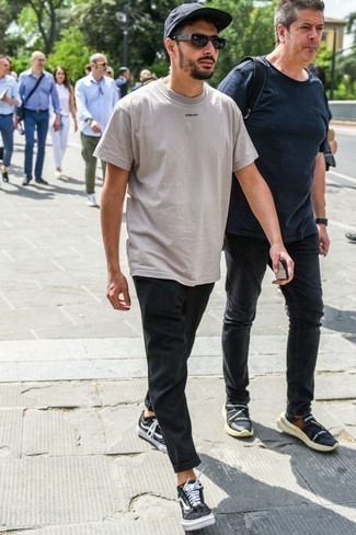 Как носить черные джинсы с черными низкими кедами мужчине