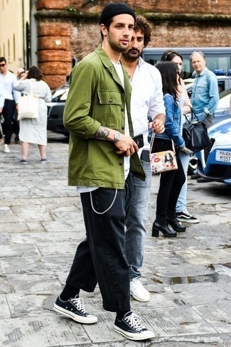 Как носить черные джинсы с черными низкими кедами мужчине