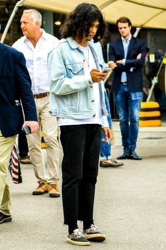 Как носить черные джинсы с черными низкими кедами мужчине