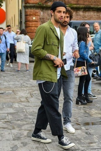 Как носить черные джинсы с черными низкими кедами мужчине