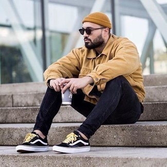 Как носить черные джинсы с черными низкими кедами мужчине