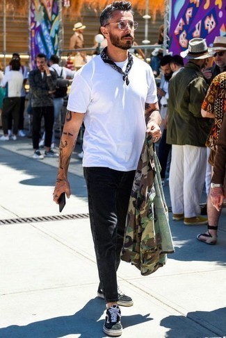 Как носить черные джинсы с черными низкими кедами мужчине