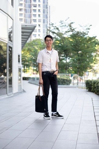 Как носить черные джинсы с черными низкими кедами мужчине