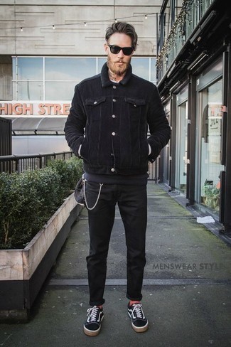 Как носить черные джинсы с черными низкими кедами мужчине