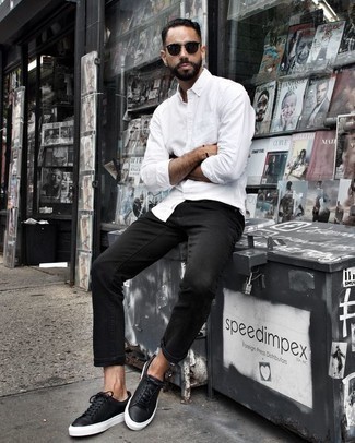 Как носить черные джинсы с черными низкими кедами мужчине