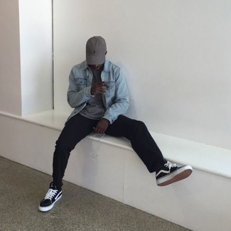 Как носить черные джинсы с черными низкими кедами мужчине