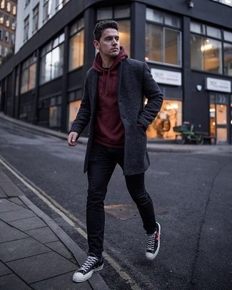 Как носить черные джинсы с черными низкими кедами мужчине