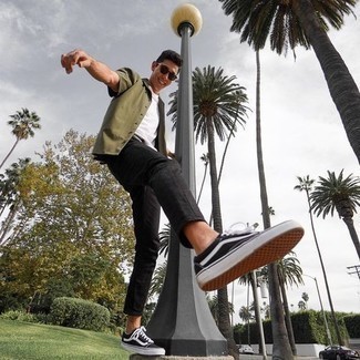 Как носить черные джинсы с черными низкими кедами мужчине