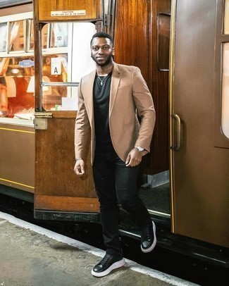 Как носить черные джинсы с черными низкими кедами мужчине