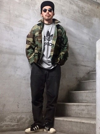 Как носить черные джинсы с черными низкими кедами мужчине