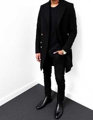 Как носить черные джинсы с черным длинным пальто