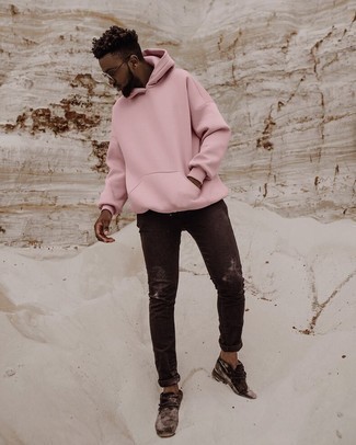 Как носить черные джинсы с черными замшевыми ботинками дезертами