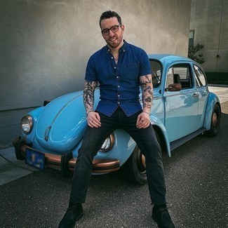 Как носить черные джинсы с черными замшевыми ботинками дезертами