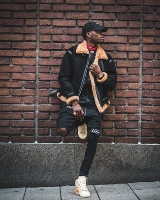 Как носить черные джинсы с черным свитером на молнии мужчине