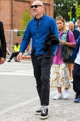 Как носить черные джинсы с синей джинсовой рубашкой мужчине