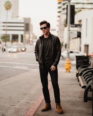 Как носить черные джинсы с коричневым кожаным бомбером мужчине