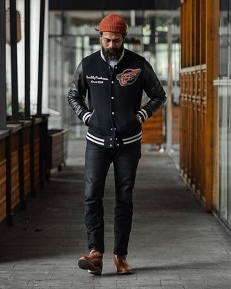 Как носить черные джинсы с коричневыми кожаными ботинками челси мужчине