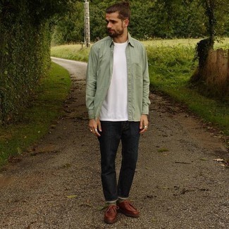 Как носить черные джинсы с коричневыми кожаными ботинками дезертами