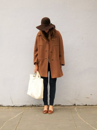 Как носить черные джинсы с коричневыми кожаными туфлями