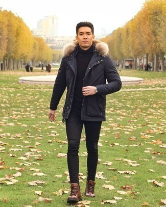 Как носить черные джинсы с коричневыми кожаными рабочими ботинками мужчине