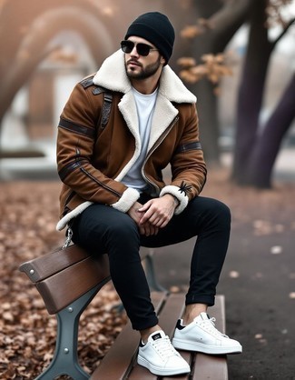 Как носить черные джинсы с коричневой короткой дубленкой мужчине