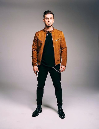 Как носить черные джинсы с коричневым замшевым бомбером мужчине