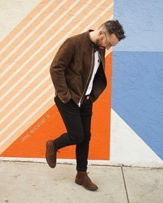 Как носить черные джинсы с коричневым замшевым бомбером мужчине