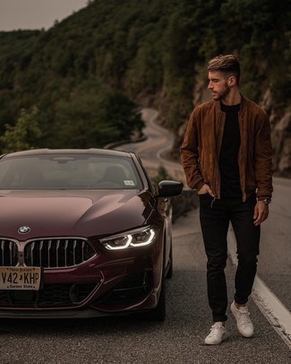 Как носить черные джинсы с коричневым замшевым бомбером мужчине