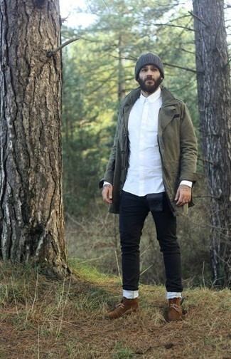 Как носить черные джинсы с коричневыми замшевыми ботинками дезертами