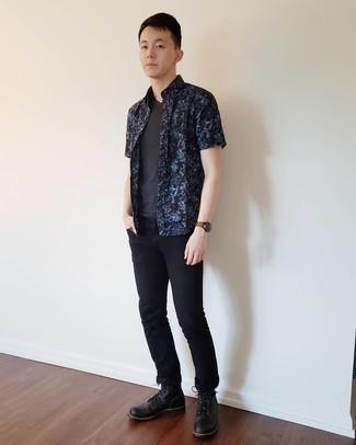 Какие повседневные ботинки носить с черными джинсами мужчине