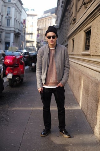 Как носить черные джинсы с темно-серым бомбером мужчине