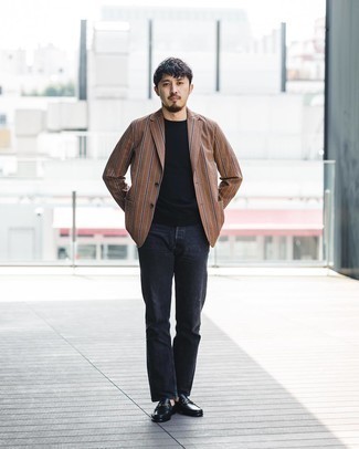 Как носить черные джинсы с темно-коричневым пиджаком мужчине