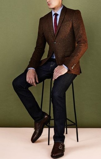 Как носить черные джинсы с темно-коричневым пиджаком мужчине