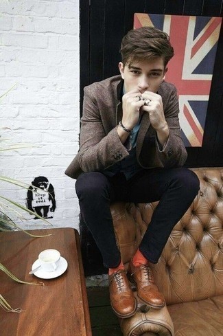 Как носить черные джинсы с темно-коричневым пиджаком мужчине