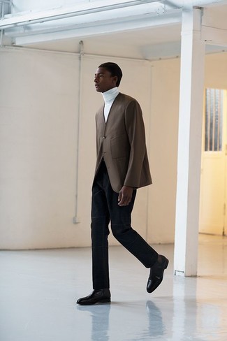 Как носить черные джинсы с темно-коричневым пиджаком мужчине