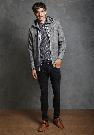 Как носить черные джинсы с темно-коричневыми кожаными брогами