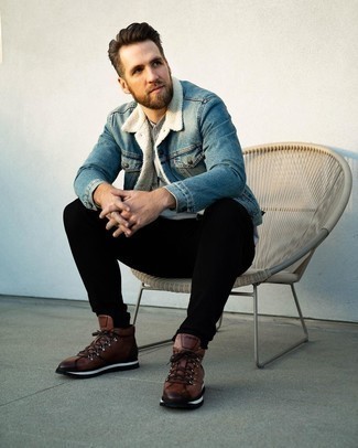 Как носить черные джинсы с темно-коричневыми кожаными рабочими ботинками мужчине